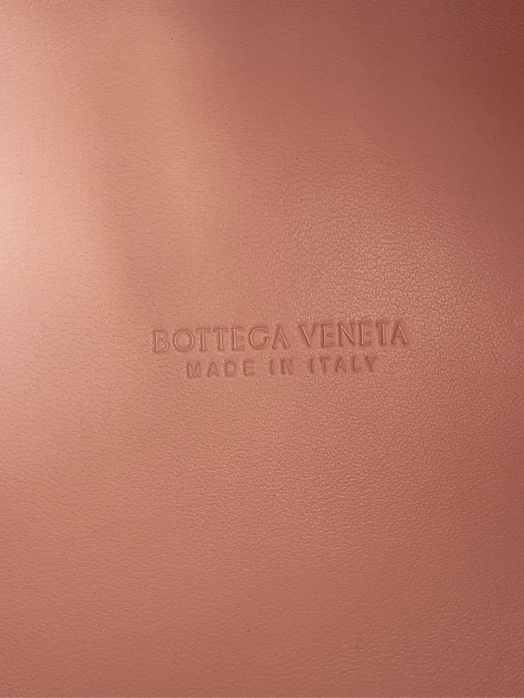 Batch 1760 BV home is new! Andiamo combines the Bottega Veneta archive parachute handbag to inherit retro elements and integrate modern trends. The same style as Shu Qi's in Beijing Night. It is a continuation of the classic bag. It has three functions: hand carry, shoulder and cross-body. It is embellished with metal brass knot buckles. It is small and has an amazing capacity. It can easily hold sunglasses in a box / small bottle of water / powder powder / charger and other daily necessities when going out. The upper body is versatile. Style number: 796569 Size: 21*17*16.5cm